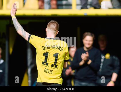 Dortmund, Germania. 4 maggio 2024. Calcio: Bundesliga, Borussia Dortmund - FC Augsburg, Matchday 32, Signal Iduna Park. Marco Reus di Dortmund lascia il campo mentre viene sostituito. Credito: Bernd Thissen/dpa - NOTA IMPORTANTE: in conformità con i regolamenti della DFL German Football League e della DFB German Football Association, è vietato utilizzare o far utilizzare fotografie scattate nello stadio e/o della partita sotto forma di immagini sequenziali e/o serie di foto video./dpa/Alamy Live News Foto Stock