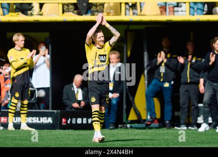 Dortmund, Germania. 4 maggio 2024. Calcio: Bundesliga, Borussia Dortmund - FC Augsburg, Matchday 32, Signal Iduna Park. Marco Reus di Dortmund lascia il campo mentre viene sostituito. Credito: Bernd Thissen/dpa - NOTA IMPORTANTE: in conformità con i regolamenti della DFL German Football League e della DFB German Football Association, è vietato utilizzare o far utilizzare fotografie scattate nello stadio e/o della partita sotto forma di immagini sequenziali e/o serie di foto video./dpa/Alamy Live News Foto Stock