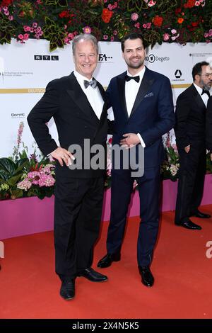 Tom Gerhardt und Jimi Blue Ochsenknecht bei der Ankunft zu der Verleihung des Deutscher Filmpreis / Berlin / 03.05.2024 *** Tom Gerhardt e Jimi Blue Ochsenknecht arrivano ai German Film Awards Berlin 03 05 2024 Foto Stock