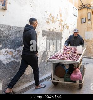 Un uomo vende fichi freschi da un carro nell'antica Medina di Fez. Foto Stock