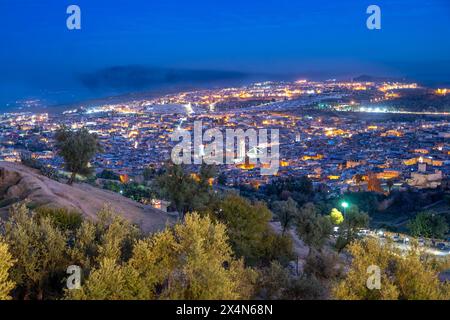 Affacciato sull'immensa Medina di Fez mentre il giorno passa alla notte. Foto Stock