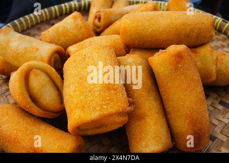 Le rissole mayo hanno appena finito di cucinare. venditore di rissole di strada. cibo di strada. Foto Stock