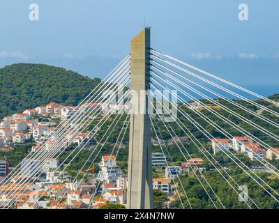 Panorama dell'impressionante ponte Franjo Tudjman e della laguna blu con porto di Dubrovnik a Dubrovnik, Dubrovnik-Neretva County, Croazia, Europa. Foto Stock