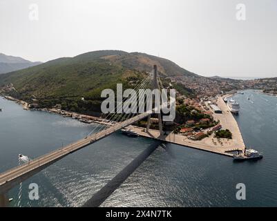 Panorama dell'impressionante ponte Franjo Tudjman e della laguna blu con porto di Dubrovnik a Dubrovnik, Dubrovnik-Neretva County, Croazia, Europa. Foto Stock