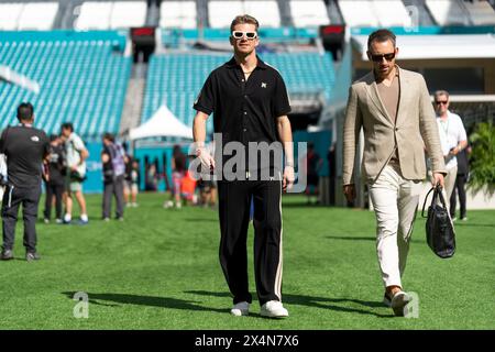 Miami Gardens, Stati Uniti. 4 maggio 2024. Il pilota tedesco di Formula 1 Nico Hulkenberg del team Haas F1 arriva sul paddock durante il Gran Premio di Formula uno di Miami all'autodromo internazionale di Miami a Miami Gardens, Florida, sabato 4 maggio 2024 foto di Greg Nash/UPI. Crediti: UPI/Alamy Live News Foto Stock