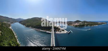 Panorama dell'impressionante ponte Franjo Tudjman e della laguna blu con porto di Dubrovnik a Dubrovnik, Dubrovnik-Neretva County, Croazia, Europa. Foto Stock