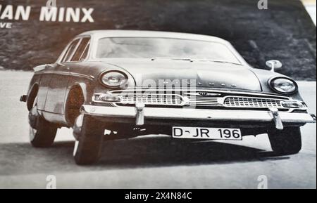 Viersen, Germania - 1° maggio. 2024: Pubblicità vintage in bianco e nero dell'auto d'epoca Hillman Minx sulla rivista tedesca degli anni '60 Foto Stock