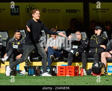 Dortmund, Germania. 4 maggio 2024. Calcio: Bundesliga, Borussia Dortmund - FC Augsburg, Matchday 32, Signal Iduna Park. Dortmund coach Edin Terzic in azione. Credito: Bernd Thissen/dpa - NOTA IMPORTANTE: in conformità con i regolamenti della DFL German Football League e della DFB German Football Association, è vietato utilizzare o far utilizzare fotografie scattate nello stadio e/o della partita sotto forma di immagini sequenziali e/o serie di foto video./dpa/Alamy Live News Foto Stock