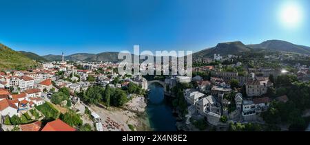 Il Ponte Vecchio, Mostar, Bosnia-Erzegovina. Il vecchio ponte ricostruito che attraversa la profonda valle del fiume Neretva. Foto Stock