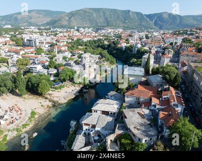 Il Ponte Vecchio, Mostar, Bosnia-Erzegovina. Il vecchio ponte ricostruito che attraversa la profonda valle del fiume Neretva. Foto Stock