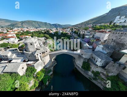 Il Ponte Vecchio, Mostar, Bosnia-Erzegovina. Il vecchio ponte ricostruito che attraversa la profonda valle del fiume Neretva. Foto Stock