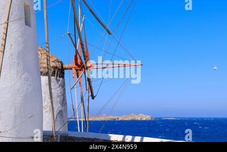 Mulino a vento tradizionale di Grece: I mulini a vento sono caratteristiche iconiche dell'isola greca di Mykonos. Foto Stock