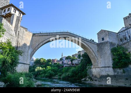 Il Ponte Vecchio, Mostar, Bosnia-Erzegovina. Il vecchio ponte ricostruito che attraversa la profonda valle del fiume Neretva. Foto Stock