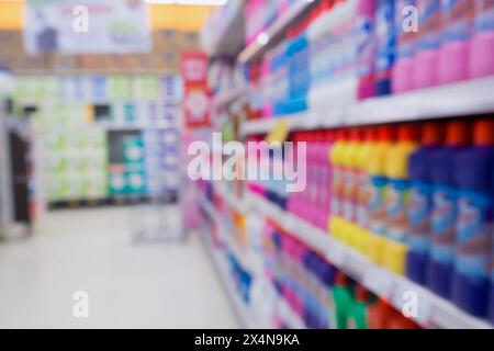 sfocatura corridoio supermercato con prodotti per la pulizia ripiani sfondo sfocato Foto Stock