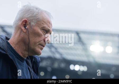 Colonia, Germania. 4 maggio 2024. Calcio: Bundesliga, 1. FC Köln - SC Freiburg, Matchday 32, RheinEnergieStadion. Christian Streich, allenatore di Friburgo. Credito: Rolf Vennenbernd/dpa - NOTA IMPORTANTE: in conformità con i regolamenti della DFL German Football League e della DFB German Football Association, è vietato utilizzare o far utilizzare fotografie scattate nello stadio e/o della partita sotto forma di immagini sequenziali e/o serie di foto video./dpa/Alamy Live News Foto Stock