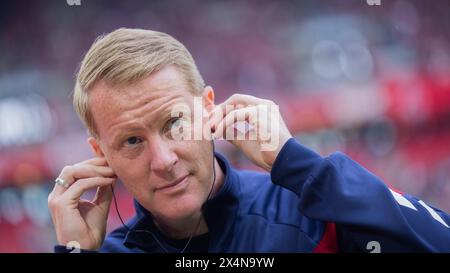 Colonia, Germania. 4 maggio 2024. Calcio: Bundesliga, 1. FC Köln - SC Freiburg, Matchday 32, RheinEnergieStadion. L'allenatore di Colonia Timo Schultz. Credito: Rolf Vennenbernd/dpa - NOTA IMPORTANTE: in conformità con i regolamenti della DFL German Football League e della DFB German Football Association, è vietato utilizzare o far utilizzare fotografie scattate nello stadio e/o della partita sotto forma di immagini sequenziali e/o serie di foto video./dpa/Alamy Live News Foto Stock