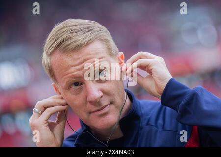 Colonia, Germania. 4 maggio 2024. Calcio: Bundesliga, 1. FC Köln - SC Freiburg, Matchday 32, RheinEnergieStadion. L'allenatore di Colonia Timo Schultz. Credito: Rolf Vennenbernd/dpa - NOTA IMPORTANTE: in conformità con i regolamenti della DFL German Football League e della DFB German Football Association, è vietato utilizzare o far utilizzare fotografie scattate nello stadio e/o della partita sotto forma di immagini sequenziali e/o serie di foto video./dpa/Alamy Live News Foto Stock