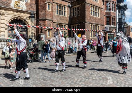 4 maggio 2024. Il Guildford Summerpole Festival si è svolto oggi nel centro della città. L'evento annuale gestito dai ballerini Guildford Pilgrim Morris prevede una processione fino alla High Street, esibizioni di morris danzanti da diversi gruppi, seguite dall'erigere il palo estivo (invece di un tradizionale maypole) nei terreni del castello di Guildford e ulteriori danze. La squadra di ballo Pilgrim Morris di Guildford porta il palo estivo lungo la strada principale. Foto Stock