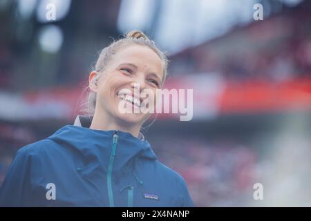 Colonia, Germania. 4 maggio 2024. Calcio: Bundesliga, 1. FC Köln - SC Freiburg, Matchday 32, RheinEnergieStadion. L'esperta di sky Tabea Kemme. Credito: Rolf Vennenbernd/dpa - NOTA IMPORTANTE: in conformità con i regolamenti della DFL German Football League e della DFB German Football Association, è vietato utilizzare o far utilizzare fotografie scattate nello stadio e/o della partita sotto forma di immagini sequenziali e/o serie di foto video./dpa/Alamy Live News Foto Stock