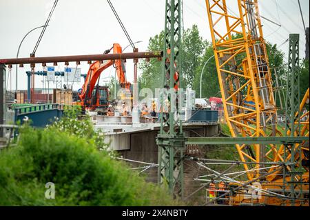 Amburgo, Germania. 4 maggio 2024. Nel cantiere sono in funzione escavatori e gru. In seguito al completamento della sezione meridionale del ponte Finkenwerder, la demolizione della sezione settentrionale è in corso da venerdì sera, secondo l'HPA. Crediti: Jonas Walzberg/dpa/Alamy Live News Foto Stock