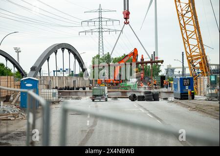 Amburgo, Germania. 4 maggio 2024. Nel cantiere sono in funzione escavatori e gru. In seguito al completamento della sezione meridionale del ponte Finkenwerder, la demolizione della sezione settentrionale è in corso da venerdì sera, secondo l'HPA. Crediti: Jonas Walzberg/dpa/Alamy Live News Foto Stock