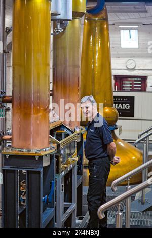 Ancora l'uomo controlla i livelli di alcool nella cassaforte di spirito alla distilleria di Torabhaig sull'isola di Skye, Scozia Foto Stock