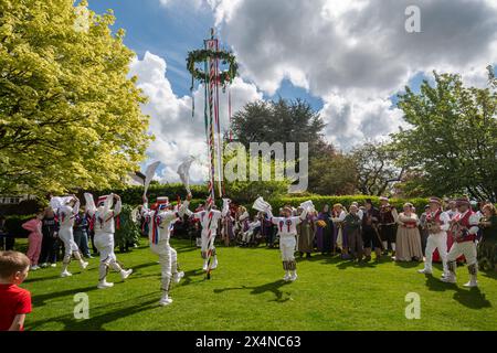 4 maggio 2024. Il Guildford Summerpole Festival si è svolto oggi nel centro della città, un'usanza tradizionale del folclore inglese per celebrare il giorno di maggio e dare il benvenuto in estate. L'evento annuale gestito dai ballerini Guildford Pilgrim Morris prevede una processione fino alla High Street, esibizioni di morris danzanti da parte degli uomini Pilgrim Morris e diversi gruppi di ballo ospiti, seguite dall'erigere il palo estivo (invece di un tradizionale maypole) nei terreni del castello di Guildford, e ulteriori danze. Nella foto: La squadra di ballo Berkshire Bedlam Morris di Wokingham danzava intorno al palo estivo. Foto Stock