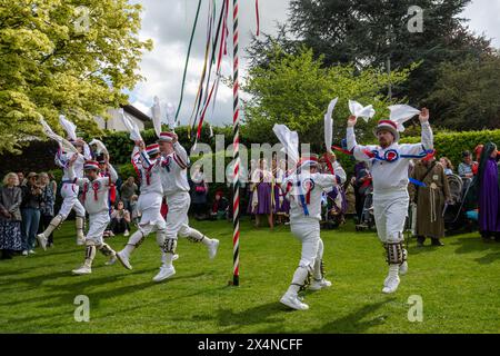 4 maggio 2024. Il Guildford Summerpole Festival si è svolto oggi nel centro della città, un'usanza tradizionale del folclore inglese per celebrare il giorno di maggio e dare il benvenuto in estate. L'evento annuale gestito dai ballerini Guildford Pilgrim Morris prevede una processione fino alla High Street, esibizioni di morris danzanti da parte degli uomini Pilgrim Morris e diversi gruppi di ballo ospiti, seguite dall'erigere il palo estivo (invece di un tradizionale maypole) nei terreni del castello di Guildford, e ulteriori danze. Nella foto: La squadra di ballo Berkshire Bedlam Morris di Wokingham danzava intorno al palo estivo. Foto Stock