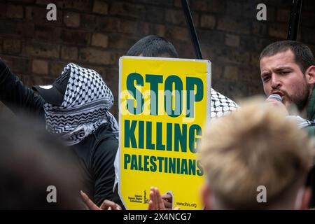 Londra, Regno Unito. 4 maggio 2024. I sostenitori degli studenti pro-palestinesi manifestano su Gower Street, fuori dall'University College di Londra mentre la guerra Israele - Hamas continua a Gaza. Sono iniziate proteste nei campus universitari del Regno Unito o nelle loro vicinanze e sono in risposta a simili proteste universitarie che si sono svolte di recente negli Stati Uniti. Allo stesso tempo, i sostenitori filo-israeliani organizzano una contro-protesta dall'altra parte della strada, chiedendo il rilascio di ostaggi, mentre la polizia controlla e tiene separati i due gruppi. Crediti: Stephen Chung / Alamy Live News Foto Stock