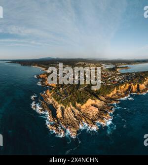 Vista panoramica aerea del mare blu e delle sabbie bianche di Bermagui nella Contea di Eurobadalla sulla costa meridionale del nuovo Galles del Sud, Australia. Foto Stock