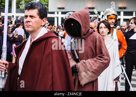 Milano, Italia. 4 maggio 2024. Milano, la sfilata in occasione della giornata delle Guerre stellari al Teatro Arcimboldi. Nella foto: Gli attori che indossano costumi di scena che riproducono quelli del film Star Wars sfilano per le strade del quartiere Bicocca credito: Independent Photo Agency/Alamy Live News Foto Stock