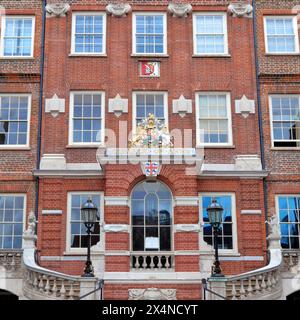 Il College of Arms, o Heralds' College, una corporazione reale composta da ufficiali d'armi professionisti Foto Stock