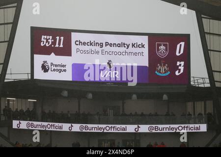 Burnley, Regno Unito. 4 maggio 2024. Il quadro di valutazione che segnala un controllo VAR. Partita di Premier League, Burnley contro Newcastle Utd al Turf Moor di Burnley, Lancs sabato 4 maggio 2024. Questa immagine può essere utilizzata solo per scopi editoriali. Solo per uso editoriale, foto di Chris Stading/Andrew Orchard fotografia sportiva/Alamy Live news credito: Andrew Orchard fotografia sportiva/Alamy Live News Foto Stock