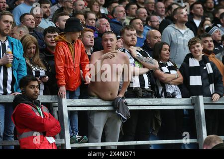 Burnley, Regno Unito. 4 maggio 2024. Newcastle fane si diverte a giocare. Partita di Premier League, Burnley contro Newcastle Utd al Turf Moor di Burnley, Lancs sabato 4 maggio 2024. Questa immagine può essere utilizzata solo per scopi editoriali. Solo per uso editoriale, foto di Chris Stading/Andrew Orchard fotografia sportiva/Alamy Live news credito: Andrew Orchard fotografia sportiva/Alamy Live News Foto Stock