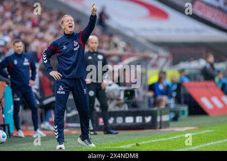 Colonia, Germania. 4 maggio 2024. Calcio: Bundesliga, 1. FC Köln - SC Freiburg, Matchday 32, RheinEnergieStadion. L'allenatore di Colonia Timo Schultz. Credito: Rolf Vennenbernd/dpa - NOTA IMPORTANTE: in conformità con i regolamenti della DFL German Football League e della DFB German Football Association, è vietato utilizzare o far utilizzare fotografie scattate nello stadio e/o della partita sotto forma di immagini sequenziali e/o serie di foto video./dpa/Alamy Live News Foto Stock