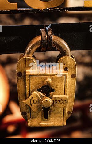 Lucchetto vintage in ottone al Royal salute Vault, Strathisla Distillery a Keith, Scozia, Aberdeenshire, Scozia. Foto Stock