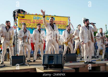 4 maggio 2024, Tokyo, Giappone: I membri della banda Sinaloense El Recodo de Cruz Lizarraga si esibiscono al Camino A Latinoamerica Festival di Odaiba. Centinaia di persone si sono riunite per vedere uno dei gruppi musicali di maggior successo del Messico. Sono venuti in Giappone per la seconda volta. (Credit Image: © Rodrigo Reyes Marin/ZUMA Press Wire) SOLO PER USO EDITORIALE! Non per USO commerciale! Foto Stock