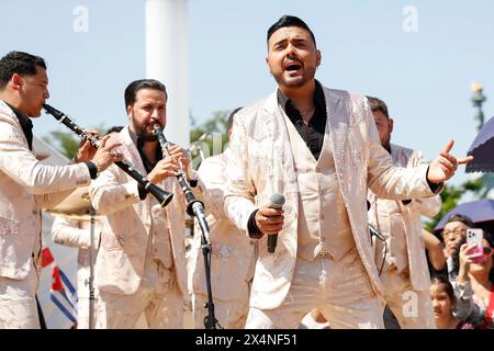 4 maggio 2024, Tokyo, Giappone: I membri della banda Sinaloense El Recodo de Cruz Lizarraga si esibiscono al Camino A Latinoamerica Festival di Odaiba. Centinaia di persone si sono riunite per vedere uno dei gruppi musicali di maggior successo del Messico. Sono venuti in Giappone per la seconda volta. (Credit Image: © Rodrigo Reyes Marin/ZUMA Press Wire) SOLO PER USO EDITORIALE! Non per USO commerciale! Foto Stock