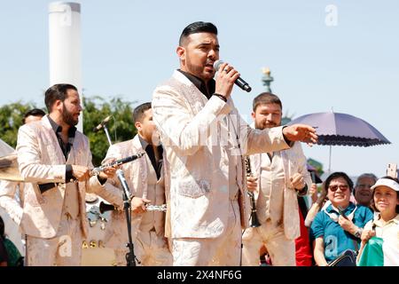 4 maggio 2024, Tokyo, Giappone: I membri della banda Sinaloense El Recodo de Cruz Lizarraga si esibiscono al Camino A Latinoamerica Festival di Odaiba. Centinaia di persone si sono riunite per vedere uno dei gruppi musicali di maggior successo del Messico. Sono venuti in Giappone per la seconda volta. (Credit Image: © Rodrigo Reyes Marin/ZUMA Press Wire) SOLO PER USO EDITORIALE! Non per USO commerciale! Foto Stock