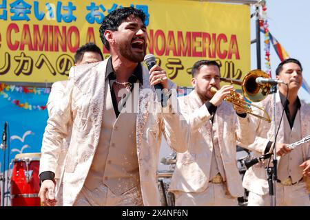 4 maggio 2024, Tokyo, Giappone: I membri della banda Sinaloense El Recodo de Cruz Lizarraga si esibiscono al Camino A Latinoamerica Festival di Odaiba. Centinaia di persone si sono riunite per vedere uno dei gruppi musicali di maggior successo del Messico. Sono venuti in Giappone per la seconda volta. (Credit Image: © Rodrigo Reyes Marin/ZUMA Press Wire) SOLO PER USO EDITORIALE! Non per USO commerciale! Foto Stock