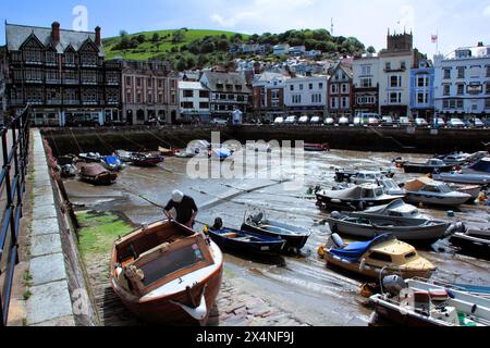 Il porto interno di Dartmouth sul fiume Dart con la bassa marea, con lo spettacolo di piccole barche che riposano sul fango del fondo del porto, mentre somone wor Foto Stock