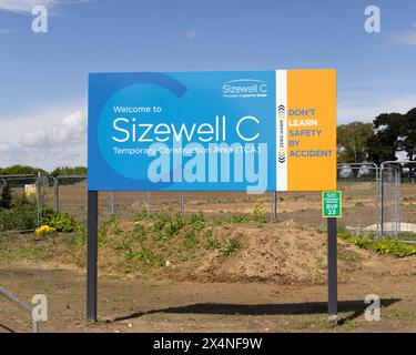 Cartello all'ingresso del cantiere della centrale nucleare di Sizewell C in Lover's Lane. Foto Stock