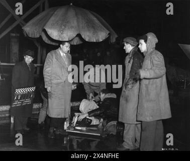 CAROL REED in location a Vienna di notte nell'ottobre 1948 per IL TERZO UOMO 1949 regista CAROL REED Screenplay GRAHAM GREENE Music ANTON KARAS produttore ALEXANDER KORDA London Film Production / British Lion Film Foto Stock