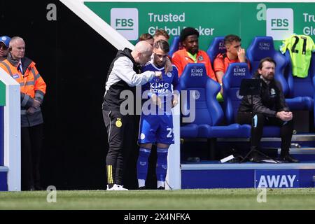 Il manager del Leicester City Enzo Maresca interagisce con Yunus Akgun di Leicester City durante la partita del campionato Sky Bet tra Leicester City e Blackburn Rovers al King Power Stadium di Leicester, sabato 4 maggio 2024. (Foto: James Holyoak | mi News) crediti: MI News & Sport /Alamy Live News Foto Stock