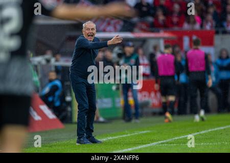 Colonia, Germania. 4 maggio 2024. Calcio: Bundesliga, 1. FC Köln - SC Freiburg, Matchday 32, RheinEnergieStadion. Christian Streich, allenatore di Friburgo. Credito: Rolf Vennenbernd/dpa - NOTA IMPORTANTE: in conformità con i regolamenti della DFL German Football League e della DFB German Football Association, è vietato utilizzare o far utilizzare fotografie scattate nello stadio e/o della partita sotto forma di immagini sequenziali e/o serie di foto video./dpa/Alamy Live News Foto Stock