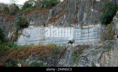 statua del buddha a batcave phnom sampeau in cambogia Foto Stock