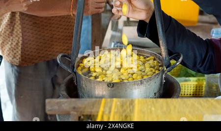 produzione di seta sull'isola di seta a phnom penh Foto Stock