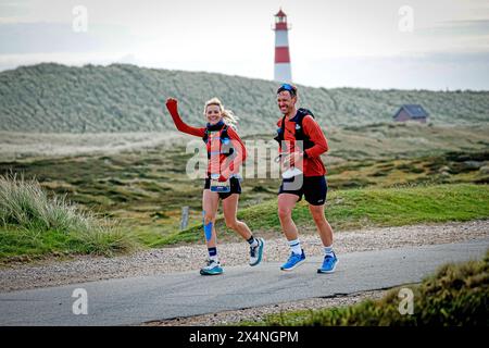 Maratona Ultra del Mare del Nord Kampen Sylt 04.05.24: Maratona Ultra del Mare del Nord Kampen Sylt. 111 km circa dall'Insel laufen. Zwei Läufer vor einem Leuchtturm Kampen / Sylt Schleswig Holstein Deutschland *** North Sea Ultra Marathon Kampen Sylt 04 05 24 North Sea Ultra Marathon Kampen Sylt 111 km corrono intorno all'isola due corridori davanti al faro Kampen Sylt Schleswig Holstein Germania  KT 6343 Foto Stock