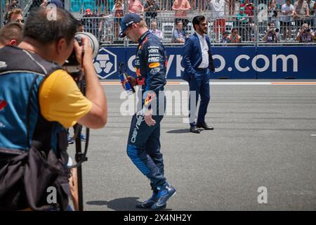 Miami Gardens, Florida, Stati Uniti. 4 maggio 2024. Sprint. Linea di arrivo. GP di F1 Miami all'autodromo di Miami il 4 maggio 2024 a Miami Gardens, Florida, Stati Uniti. 1° posto: 1 Max Verstappen (NED) Red Bull Racing; 2° posto: 16 Charles Leclerc (MON) Ferrari; 3° posto: 11 Sergio Perez (mex) Red Bull Racing. Crediti: Yaroslav Sabitov/YES Market Media/Alamy Live News. Foto Stock