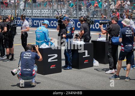 Miami Gardens, Florida, Stati Uniti. 4 maggio 2024. Sprint. Linea di arrivo. GP di F1 Miami all'autodromo di Miami il 4 maggio 2024 a Miami Gardens, Florida, Stati Uniti. 1° posto: 1 Max Verstappen (NED) Red Bull Racing; 2° posto: 16 Charles Leclerc (MON) Ferrari; 3° posto: 11 Sergio Perez (mex) Red Bull Racing. Crediti: Yaroslav Sabitov/YES Market Media/Alamy Live News. Foto Stock